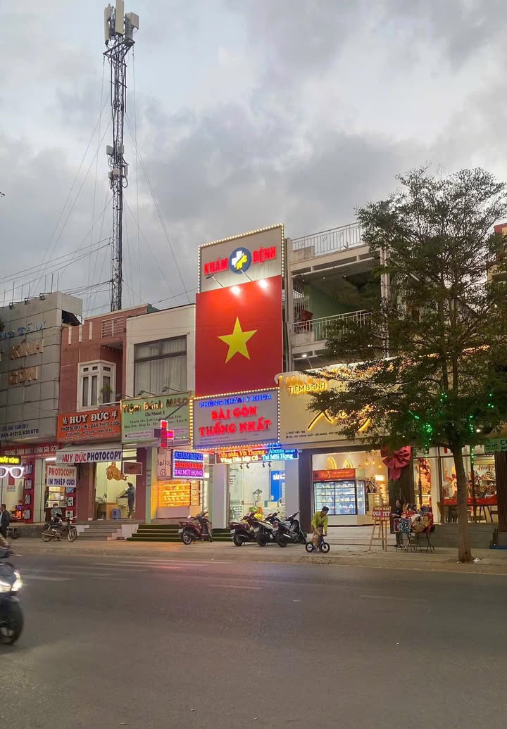 Nhà 2 Mặt Tiền Sầm Uất Đức Trọng - 64m² - 11 Tỷ - Kinh Doanh Đỉnh Cao