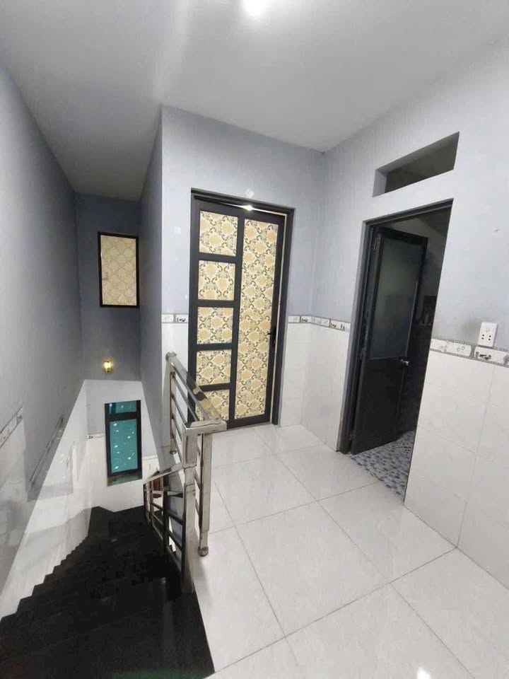 Cho thuê nhà liền kề Nguyễn Thị Minh Khai, TDM - 2PN, Sân xe hơi