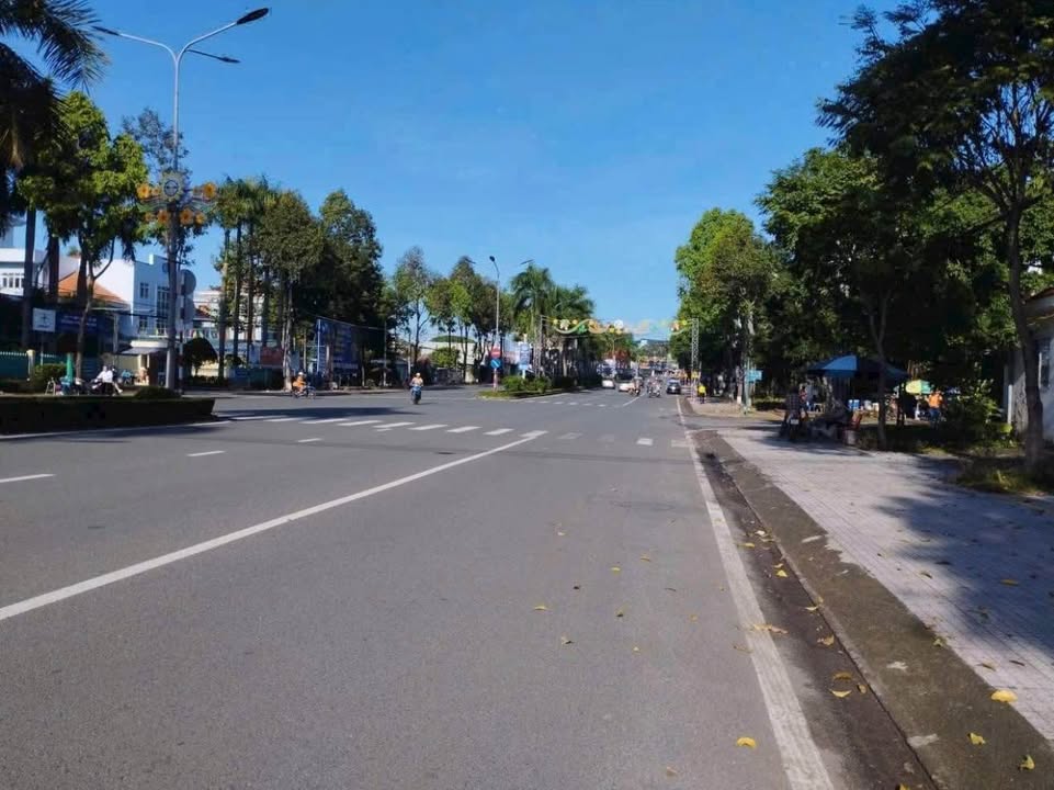 Nhà Phố Hùng Vương Đồng Xoài – Chưa đến 10.76 tỷ – Mặt tiền kinh doanh!