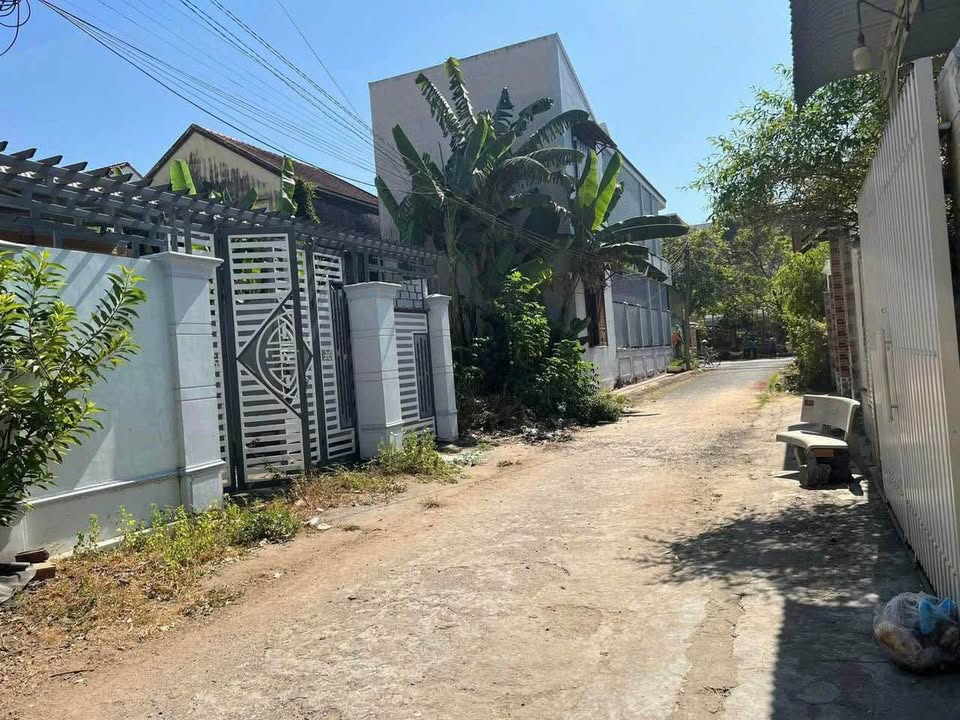 Nhà riêng TT Định Quán 253m² giá 3.7 tỷ - Giá tốt hiếm có!