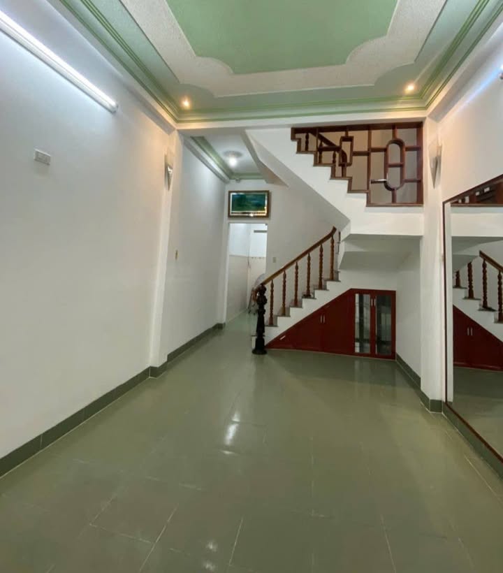 Cho thuê nhà 4 tầng mặt tiền Tô Hiến Thành, Nha Trang - 200m² Dtsd, Giá 15 Triệu