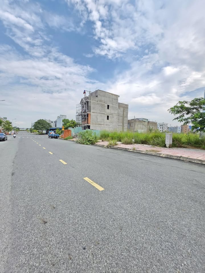 Bán đất 105m² Đường N4 Dĩ An - Sổ Hồng Riêng, Giá 5.6 Tỷ