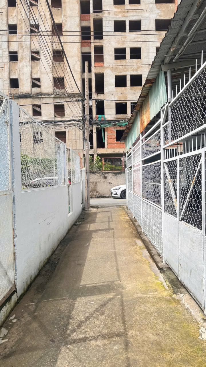 Bán nhà Quận Tân Phú 49m² giá 5.3 tỷ - Vị trí đẹp cách mặt tiền 1 căn