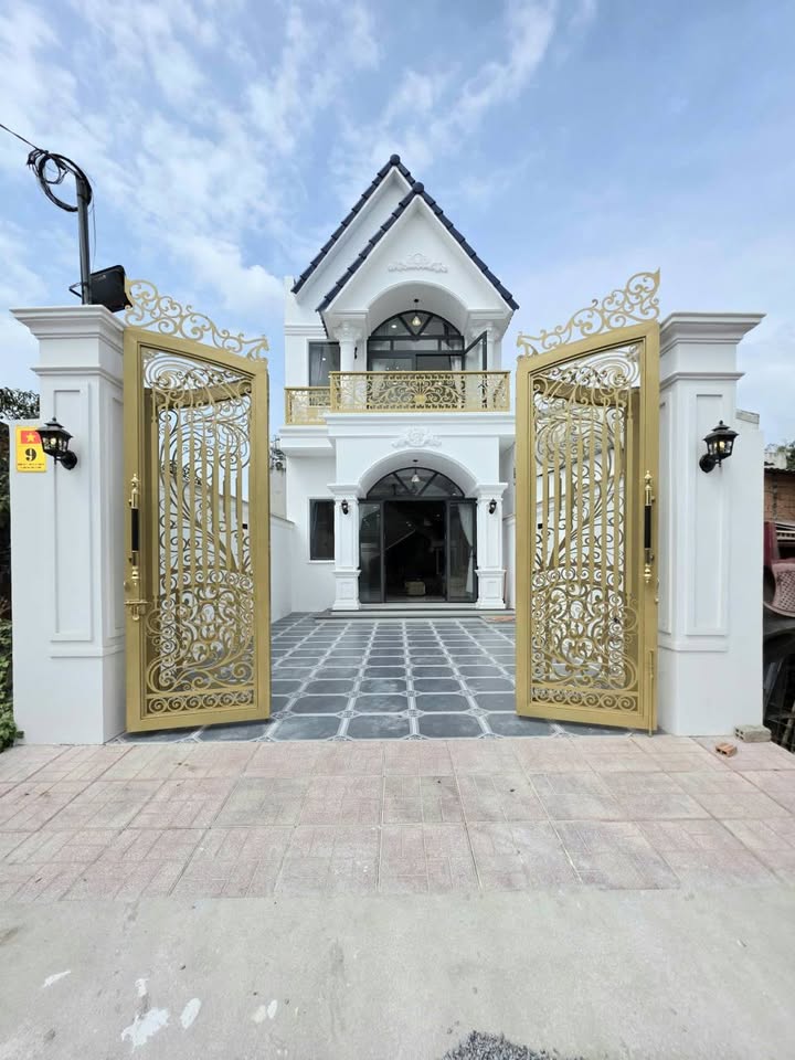 Nhà 2 Tầng 2.49 Tỷ Hướng Đông, Gần Tòa Thánh Tây Ninh