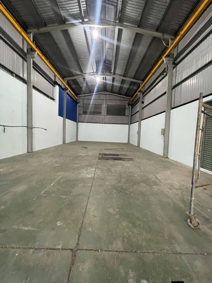 Kho mặt tiền Nguyễn Thị Minh Khai Dĩ An 300m² - Hoạt động ngay!