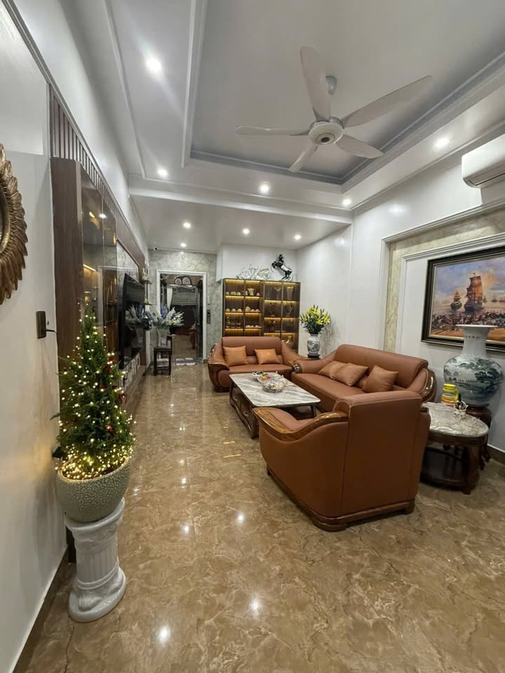 Nhà Mặt Đường Đỗ Chính 5.5 Tầng, 40m² - Kinh Doanh Đắc Lộc, View Vườn Hoa