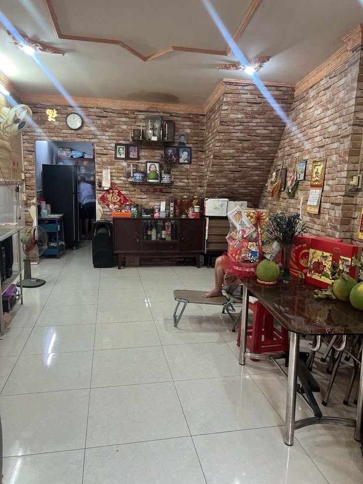 Nhà Phố Lạc Long Quân, Q.11 - 34m², 4PN, Nở Hậu 4.8m - Giá 4 Tỷ