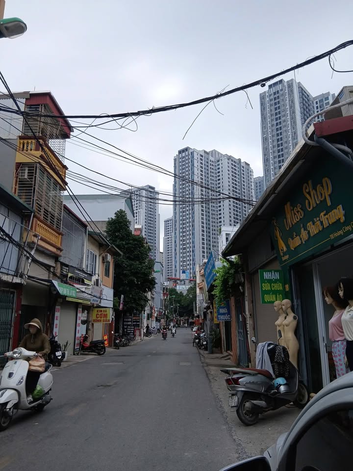 Nhà Cho Thuê Mặt Tiền Kinh Doanh Hoàng Công Chất, Bắc Từ Liêm - 180m²