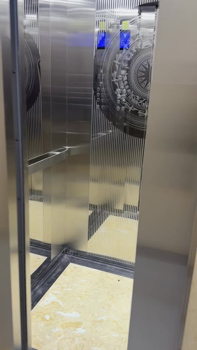 Nhà Nguyên Căn Phạm Văn Đồng 350m² - Ô Tô Đỗ Cửa, 7 Tầng Hiện Đại!