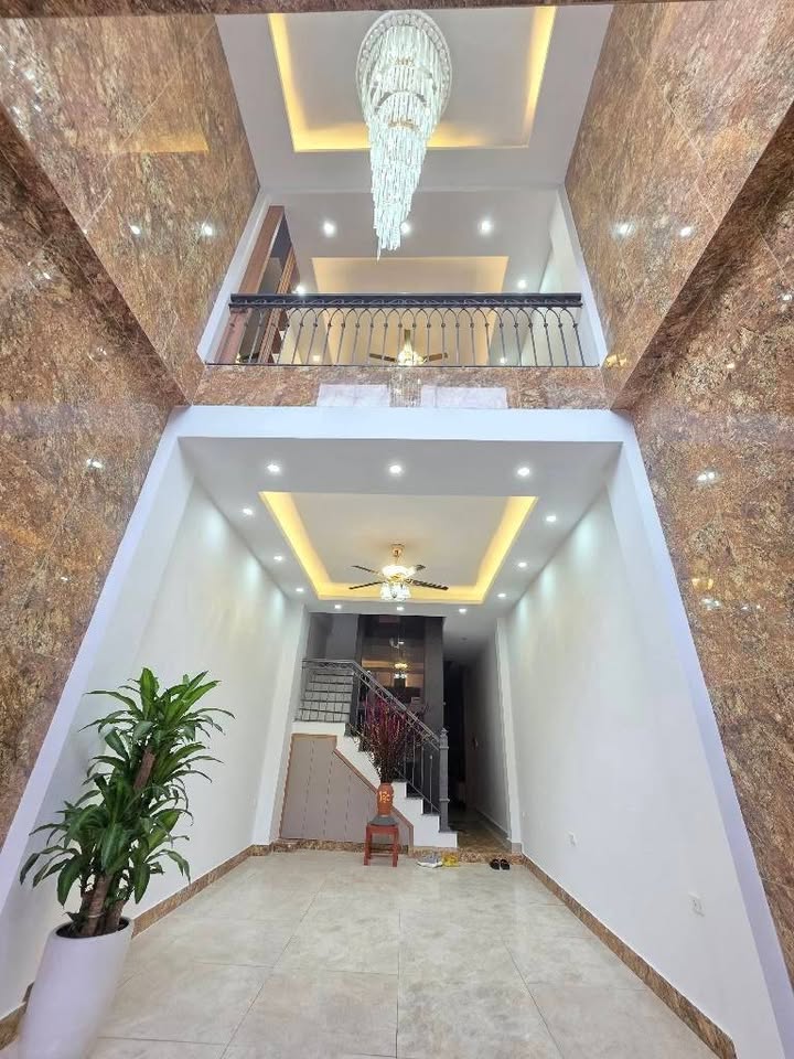 Nhà Riêng Hoàng Quốc Việt 65m² - Ô tô vào tận nhà, sẵn sàng ở ngay!