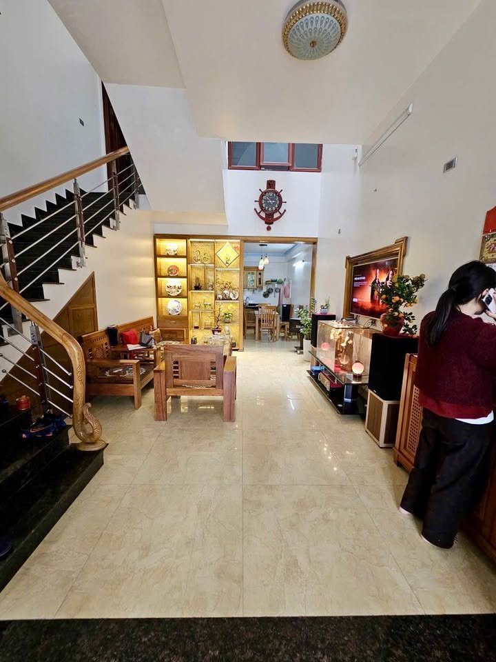 Nhà 3 Tầng Nam Ngạn 75m² - Ô Tô Đỗ Cửa, Giá 5.35 Tỷ