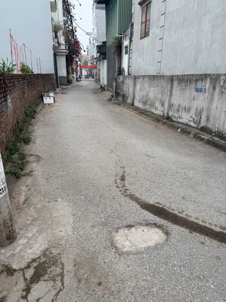 Nhà cấp 4 Thạch Bàn Long Biên 37m² - Chính chủ bán, sổ đỏ sẵn sàng!