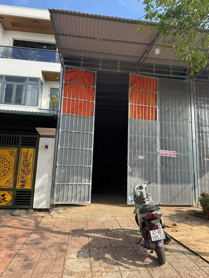 Cho thuê kho 125m² mặt tiền đường rộng 24m, ngay cổng Chợ Đầu Mối Tân Hoà - TP. BMT