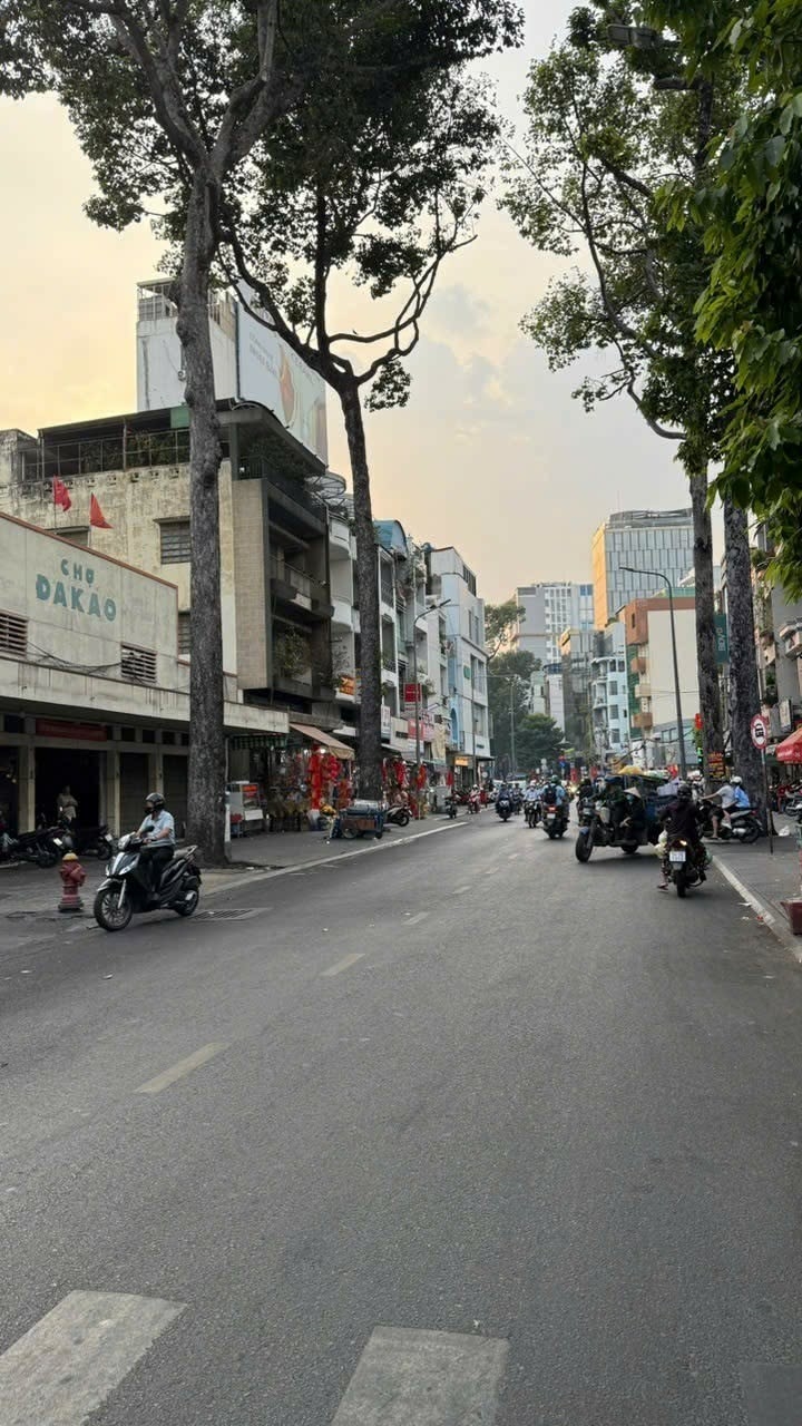 Bán nhà mặt tiền Đinh Tiên Hoàng Quận 1 39m² giá 9.4 tỷ - Vị trí vàng!