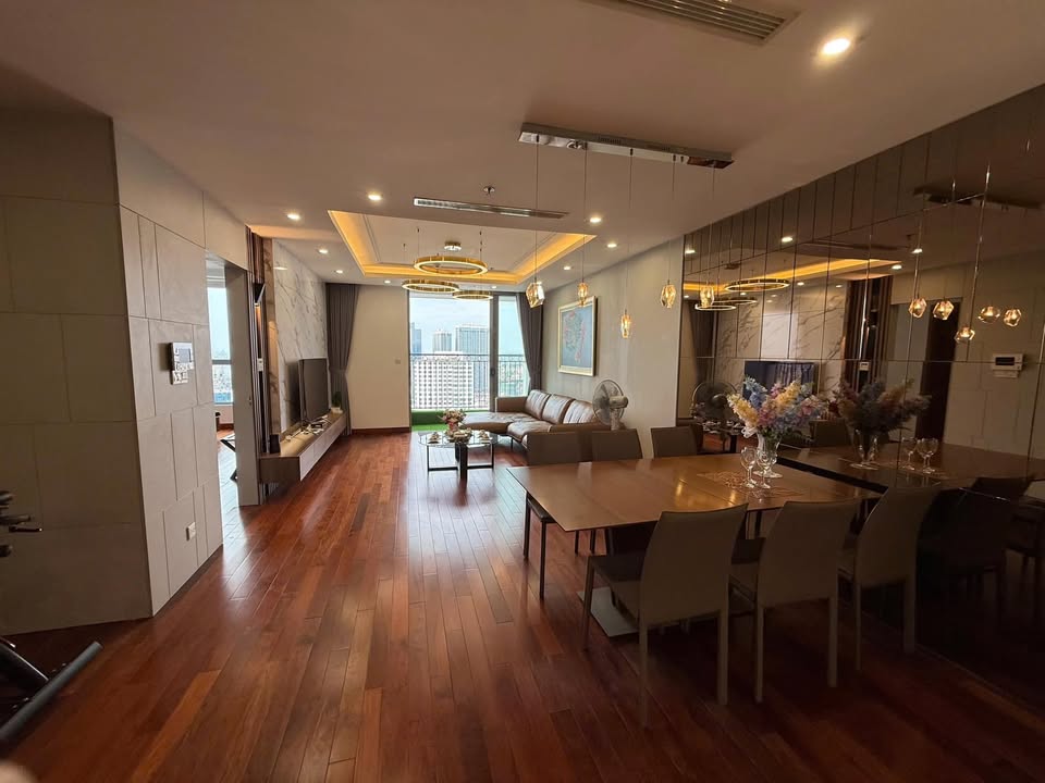 Cho thuê căn hộ 3PN Vinhomes Nguyễn Chí Thanh 118m² - View Hồ, Full đồ