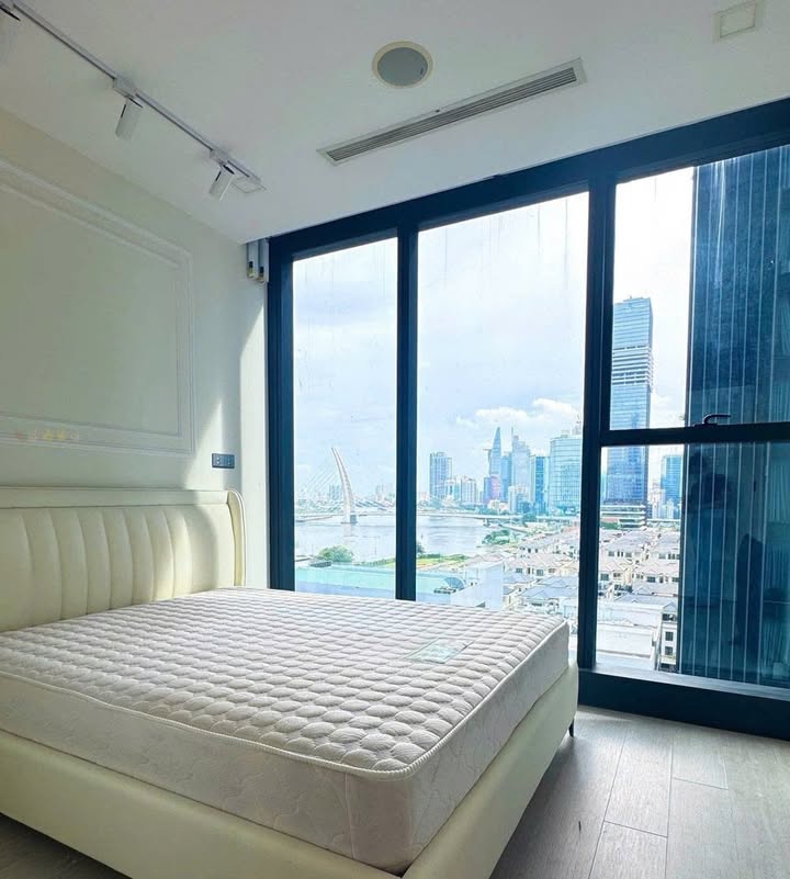 Cho thuê căn hộ 2PN Vinhomes Golden River 69m² - View sông, TT Quận 1