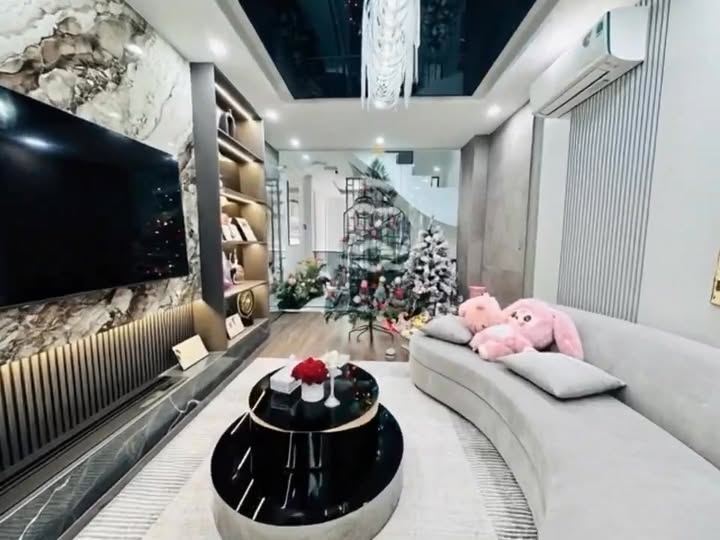 Nhà Lạc Long Quân 42m² 5 Tầng - Kinh Doanh Đỉnh Cao, Ô Tô Đỗ Cửa