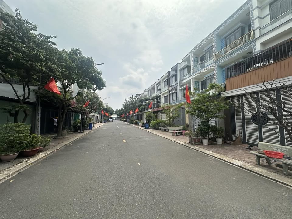 Đất nền Dĩ An 72m² giá 3.95 tỷ - Sổ đỏ chính chủ, hạ tầng hoàn thiện