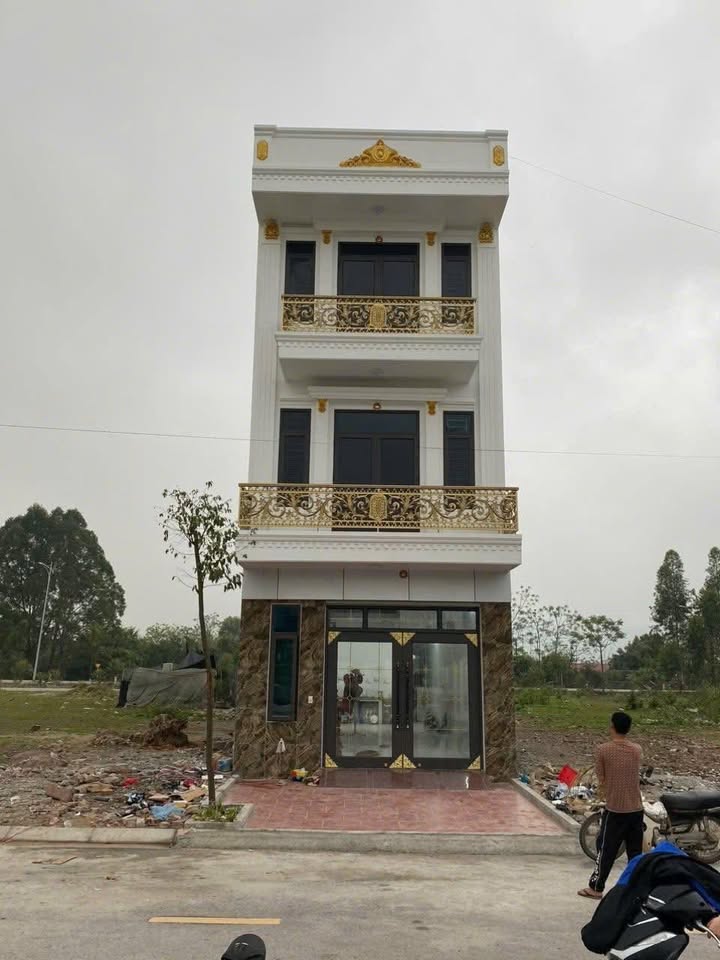 Nhà phố Đồng Sơn 80m² - Đối diện sân bóng, vị trí đẹp!