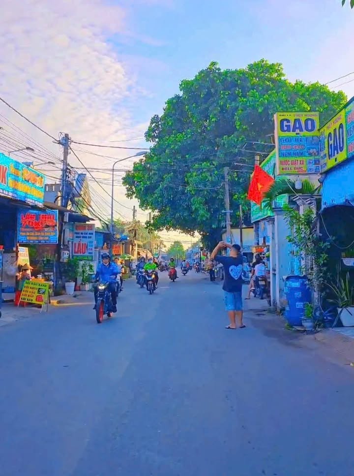 Nhà phố Dĩ An 102m² - Mặt tiền kinh doanh sầm uất!