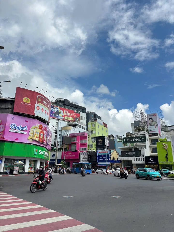 Nhà Mặt Tiền Vòng Xoay Phù Đổng, Quận 1 - 80m², Giá Giảm Sốc