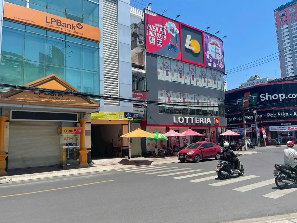 Cho thuê nhà mặt tiền Ngã tư Quang Trung - Thống Nhất, Nha Trang 300m² - Kinh doanh sầm uất