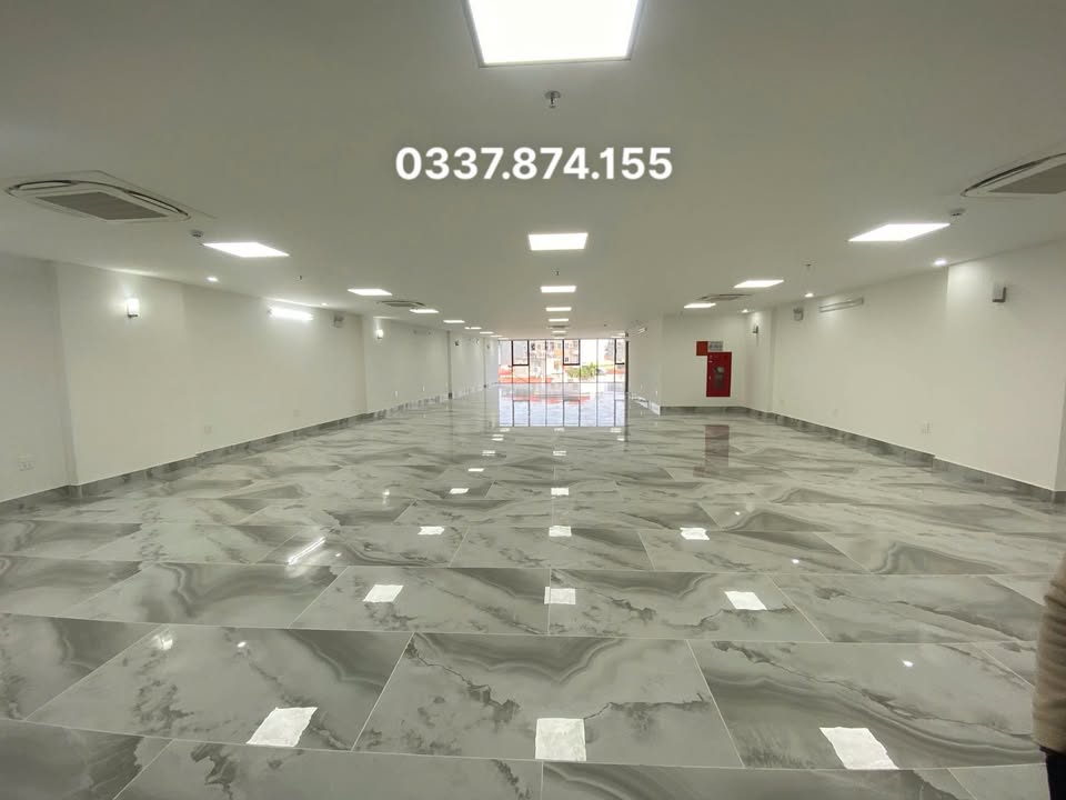 Văn Phòng 320m² Giải Phóng, Hoàng Mai - View Kính Toàn Cảnh, Giá Chỉ 39 Triệu/Tháng