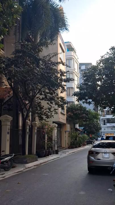 Bán nhà mặt phố Lạc Long Quân 215m² 99 tỷ - Vị trí đắc địa!