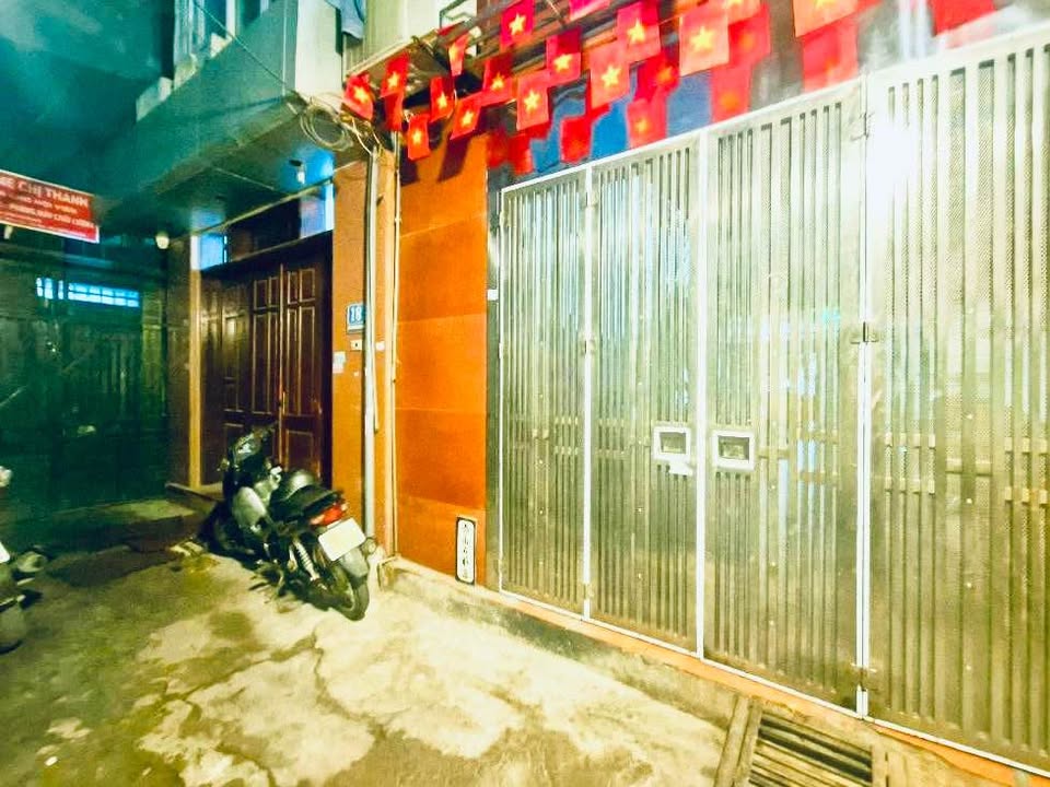 Nhà Trần Quốc Hoàn 42m² - Ngõ Thông 2 Phố - Sổ Đỏ Chính Chủ - 8 Tỷ