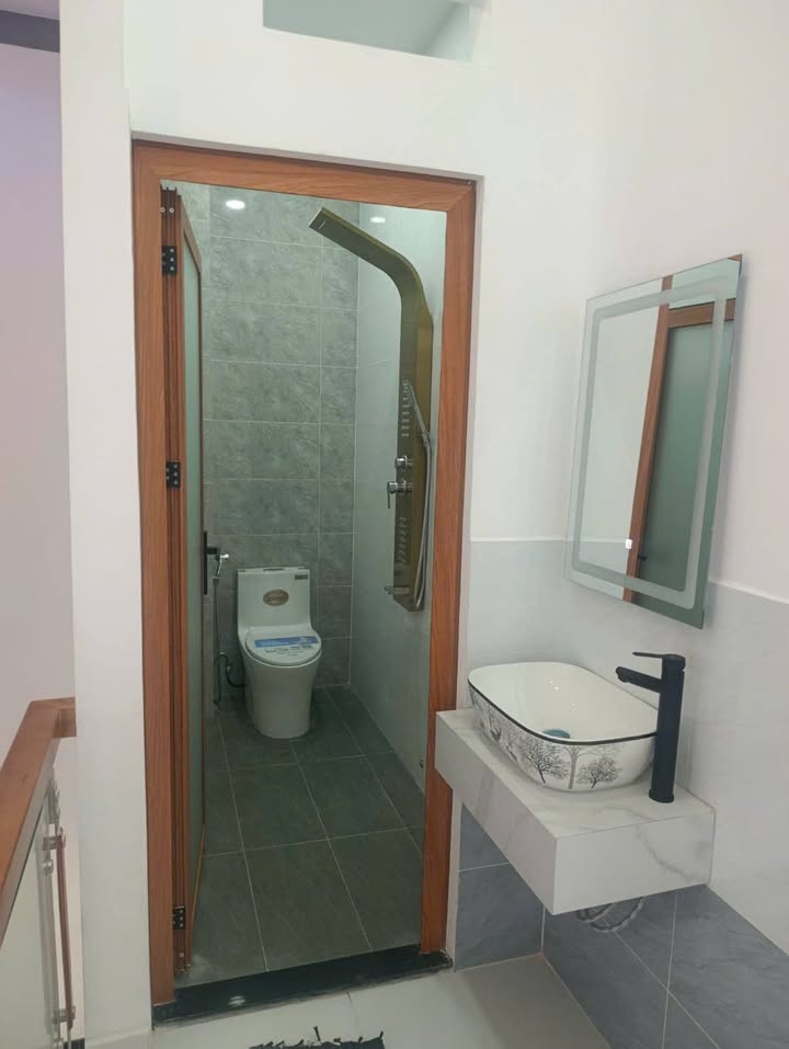 Bán Gấp Nhà Phố 105m² Sổ Hồng Riêng Tại Đức Hòa Đông, Long An - Giá 2.65 Tỷ