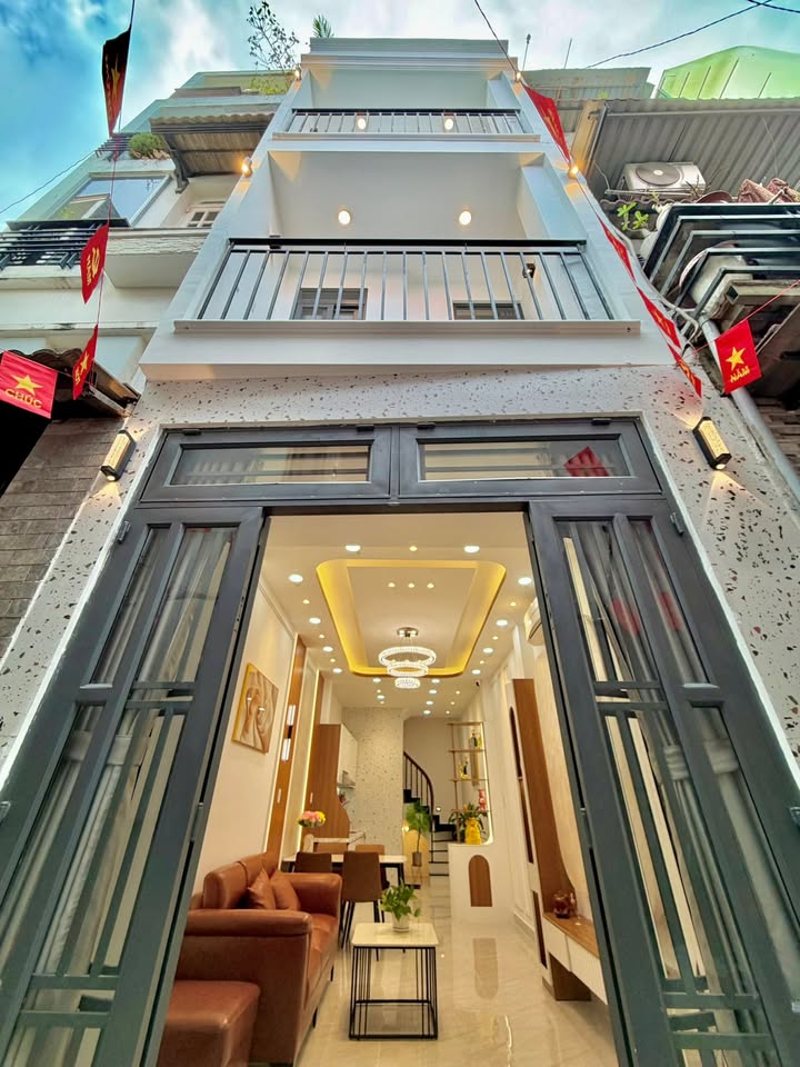 Nhà riêng Hoàng Văn Thụ 30m² giá 6.75 tỷ - Sẵn sàng ở ngay!