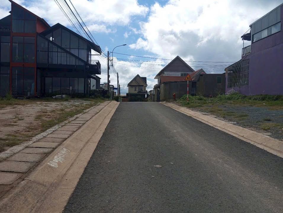 Đất Nền Sổ Riêng 100m² Xuân Trường Đà Lạt - View Săn Mây, Giá 6.8 Tỷ