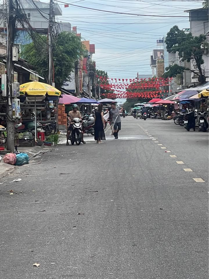 Nhà Mặt Tiền Chợ Đêm D11 VSIP1 - 100m² Kinh Doanh Sầm Uất - Giá 5 Tỷ