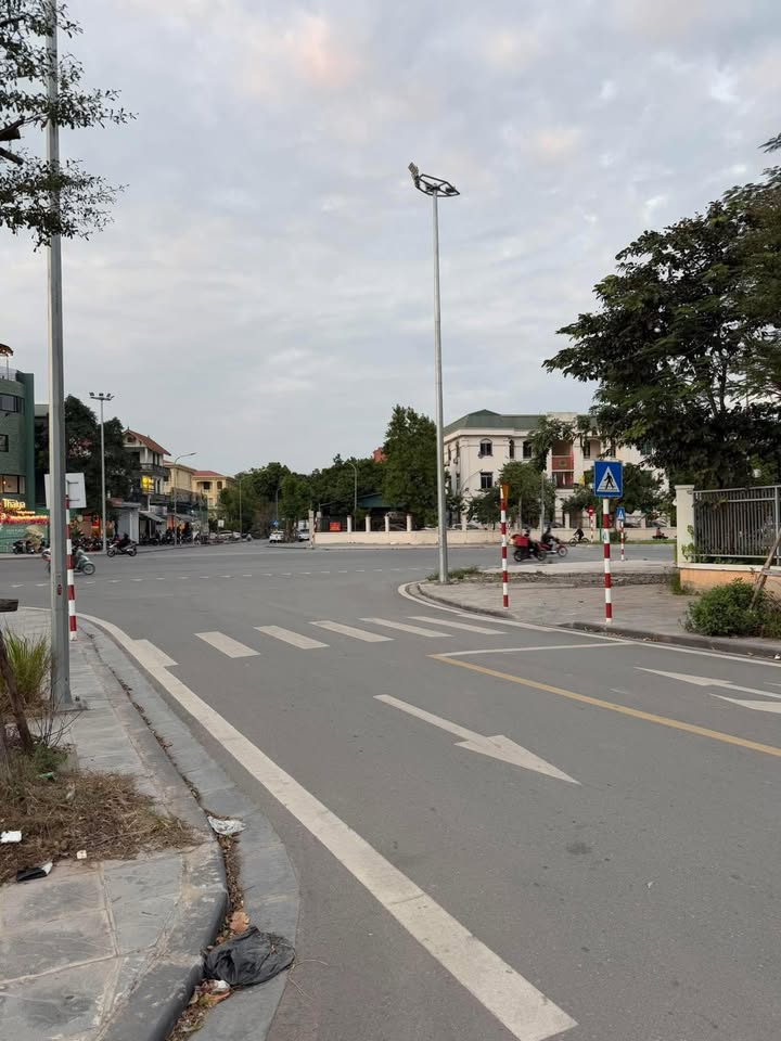 Đất Ngọc Thụy 50m² - Sổ Đỏ Sẵn Sàng - Giá 11 Tỷ