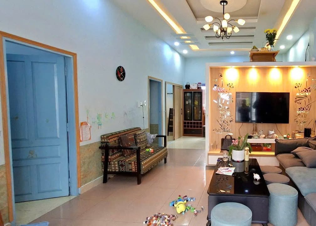 Bán Gấp Nhà Phố Phường 9 Đà Lạt 85m² Ngang 7m - Giá 5.7 Tỷ Có Gara