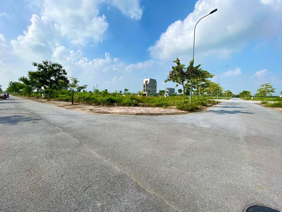 Đất nền Nam Vĩnh Yên 120m² giá 4.23 tỷ - Đường đôi 33m, sổ đỏ sẵn!