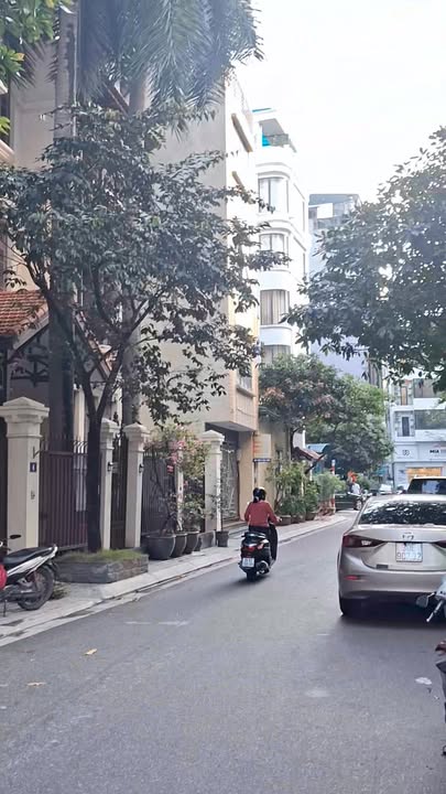 Nhà Phố Lạc Long Quân, Tây Hồ 215m² - Mặt tiền kinh doanh đắc địa!