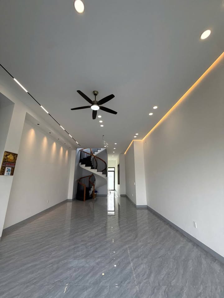 Nhà Mặt Tiền Đại Lộ Đông Tây, Dĩ An - Kinh Doanh Đắc Lợi, 92m², 30 Triệu/Tháng