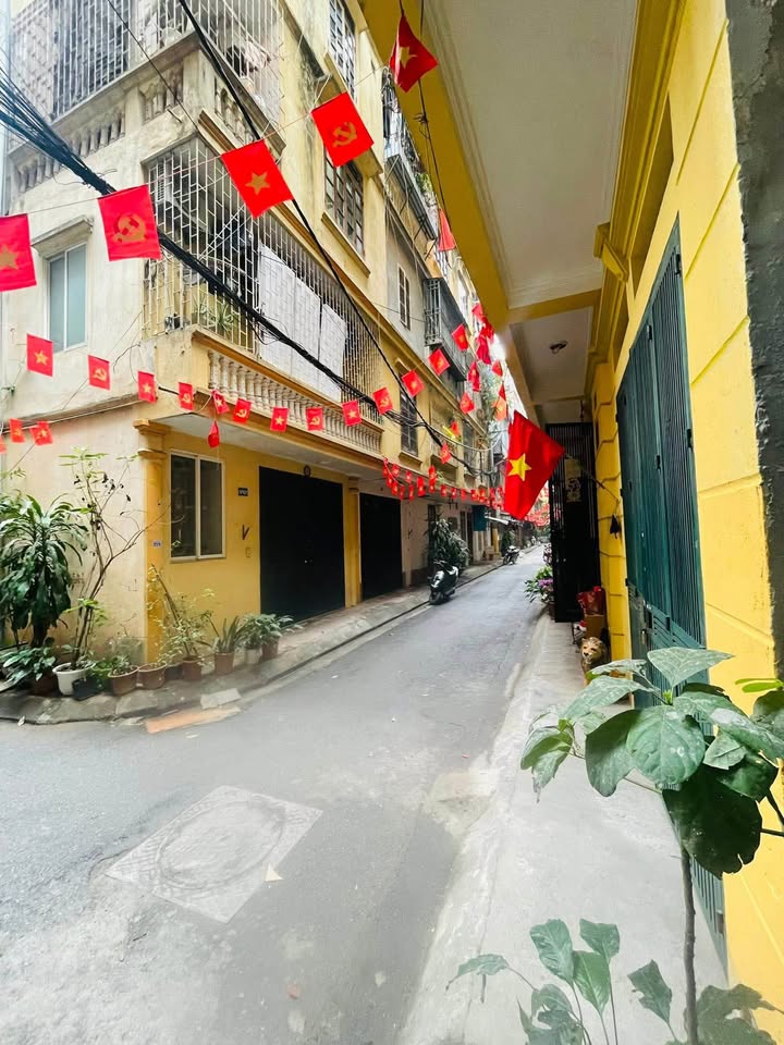 Cho thuê Căn hộ Tập thể Cầu Giấy 70m² - Ngõ ô tô, Full nội thất, 13 triệu/tháng