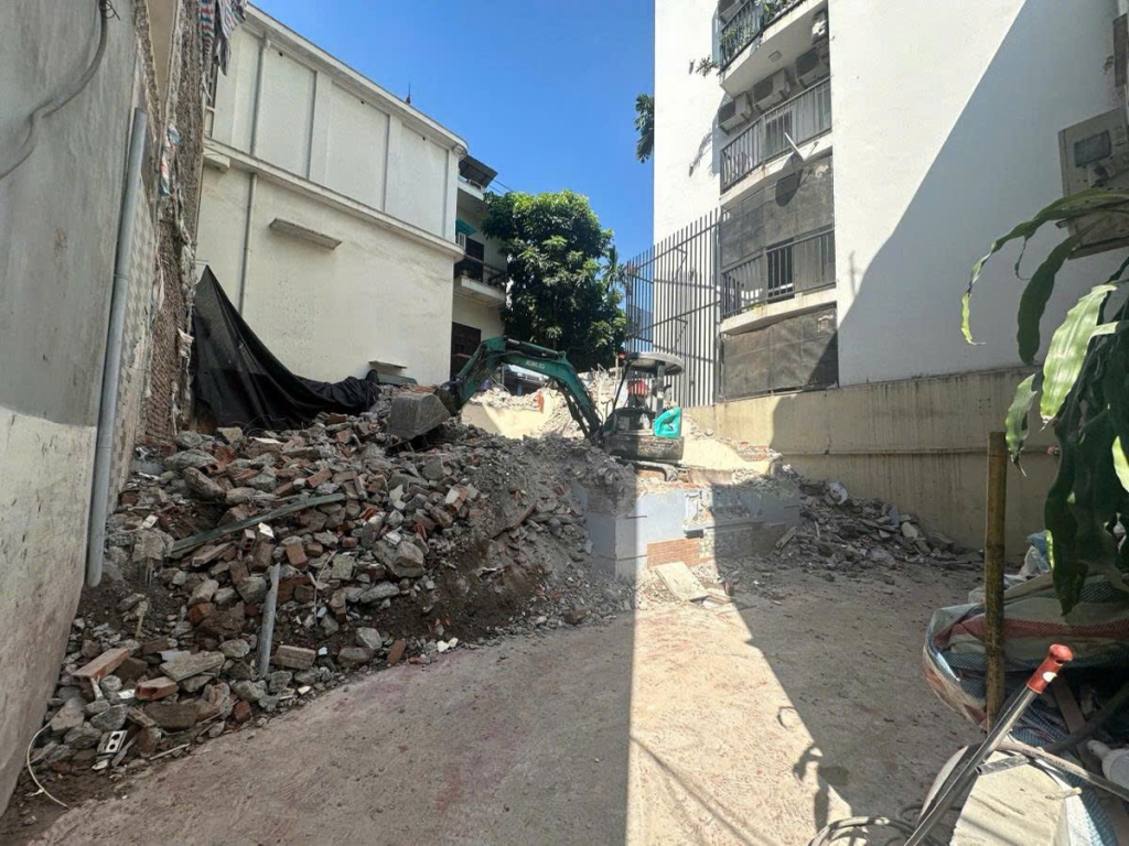 Bán Đất Vàng Cầu Giấy 50m² - Mặt Tiền 4.1m - 10m Ra Phố Đông Quan