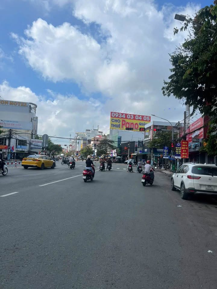 Nhà Mặt Tiền Hùng Vương, Cần Thơ - 11PN, 300m², Kinh doanh Tự do