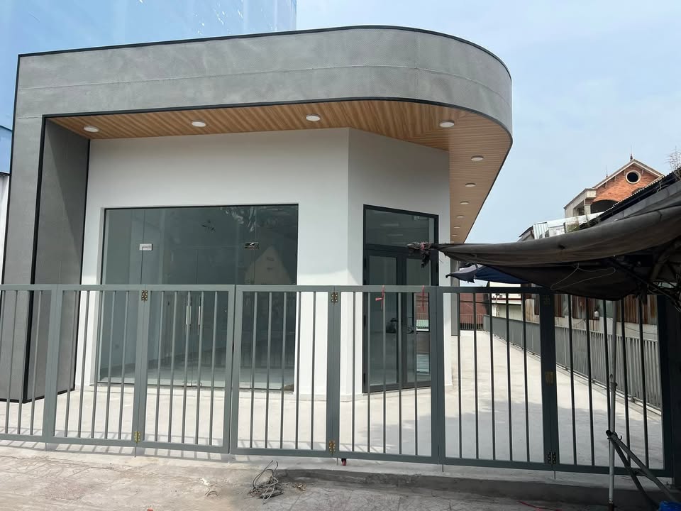 Nhà Góc 2 Mặt Tiền Lê Văn Việt Quận 9 300m² - Mặt Tiền Kinh Doanh Đắc Địa!