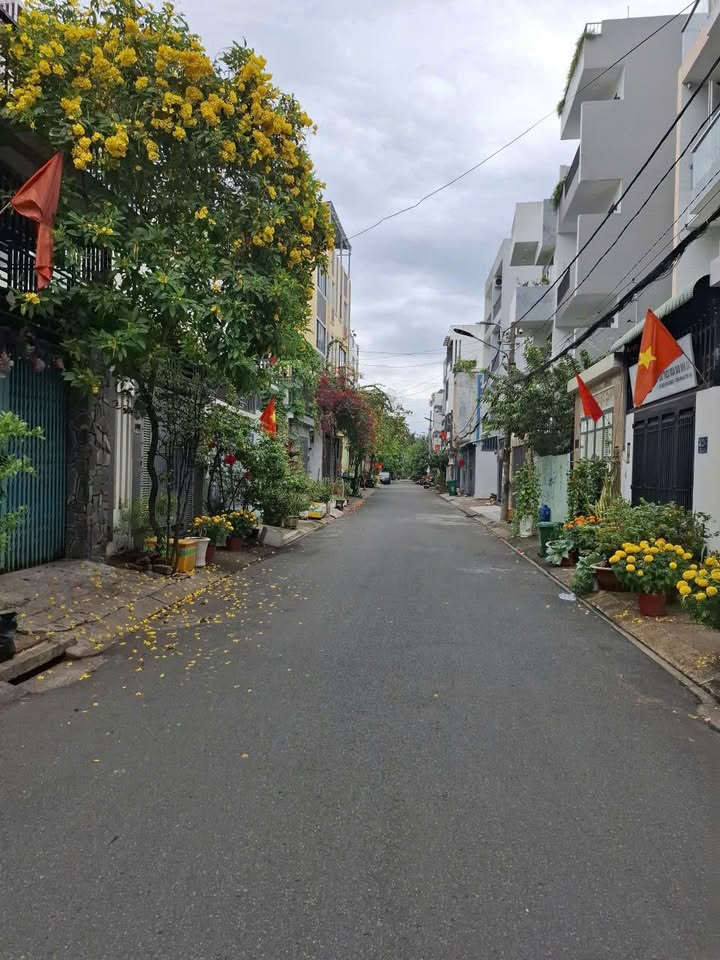 Nhà 3 Tầng Phạm Văn Đồng 67m² - 8 Tỷ, Sổ Hồng Riêng, Xe Hơi Đậu Cửa