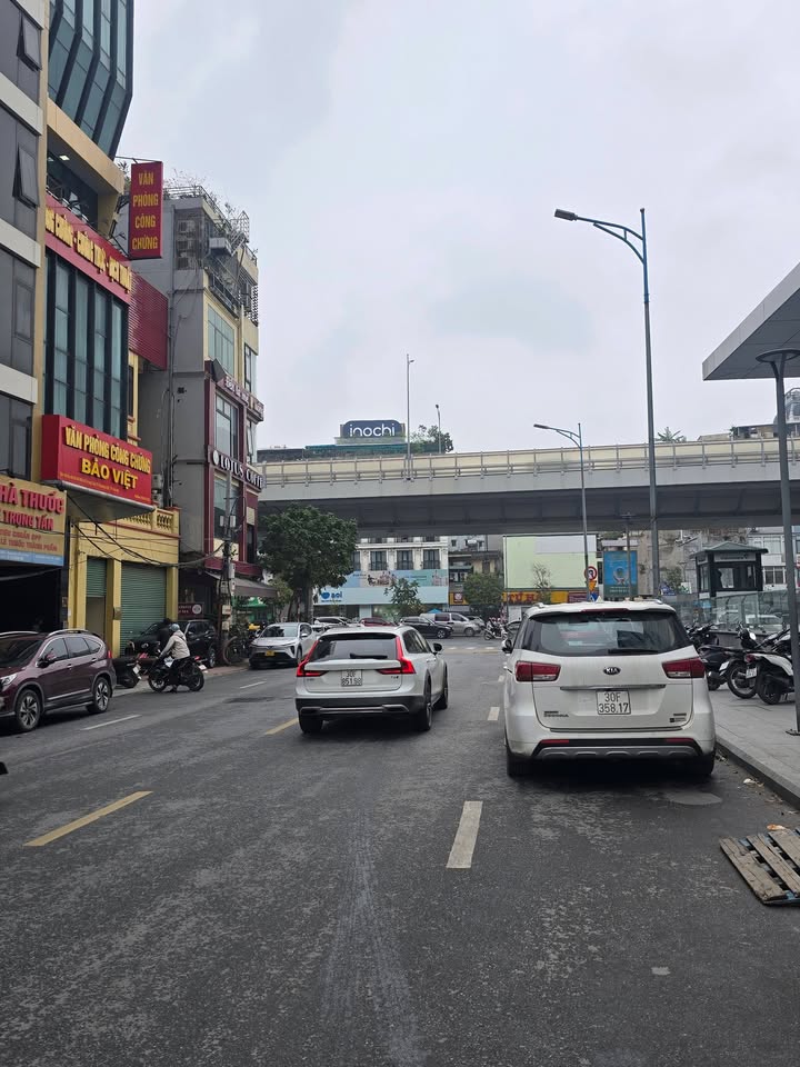 Tòa Văn Phòng Hoàng Văn Thái 200m² - Vị trí trung tâm kinh doanh!