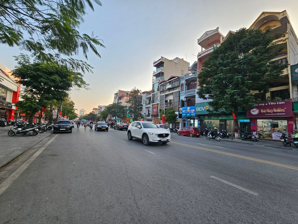 Nhà Mặt Tiền Lạch Tray 60m² giá 17.99 tỷ - Mặt tiền kinh doanh đắc địa!