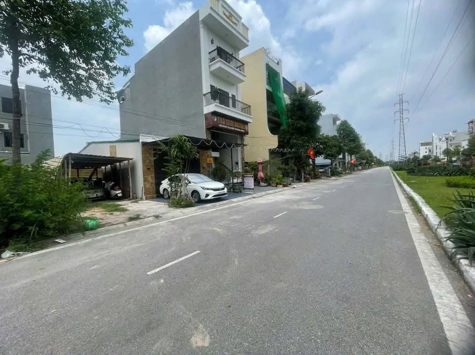 Đất Vàng Xuân Thủy, Nam Định - 90m², Hướng Đông Bắc, Giá 4.05 Tỷ