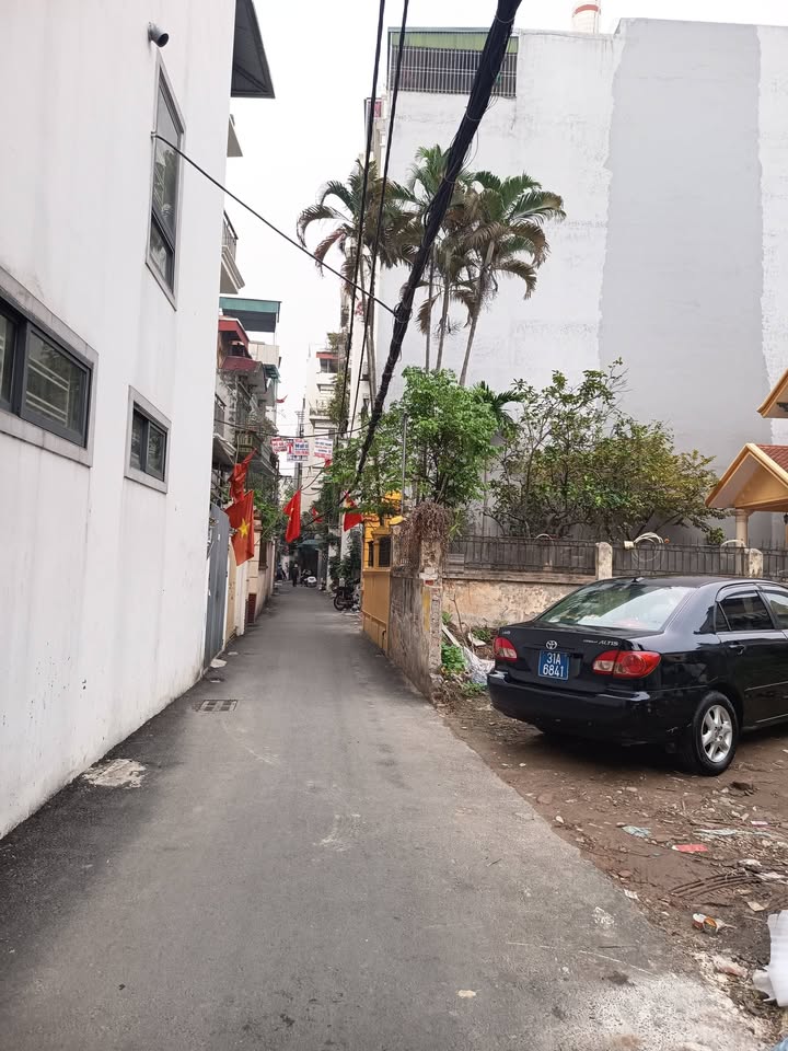 Nhà 5 Tầng Bồ Đề 50m² - Ô Tô Vào Nhà, Sát Hồ, Giá Đầu Tư