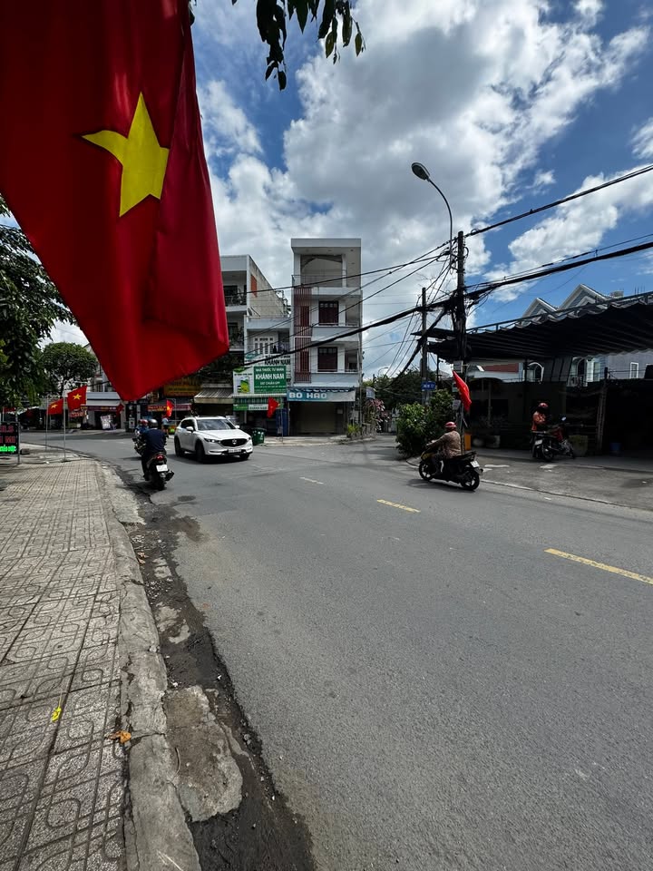 Nhà mặt tiền Làng Tăng Phú 135m² giá 15.8 tỷ - Vị trí đắc địa