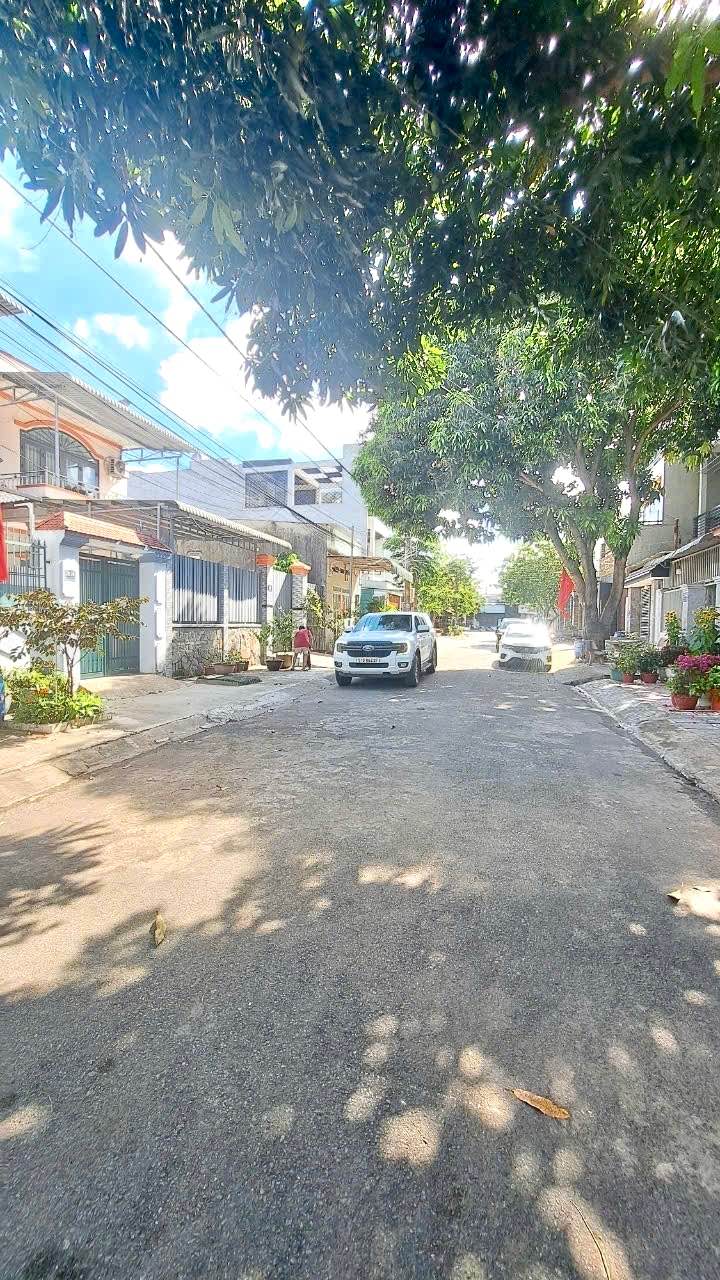 Nhà Riêng Dĩ An 100m² giá 6.5 tỷ - Sổ hồng sẵn, công chứng ngay!