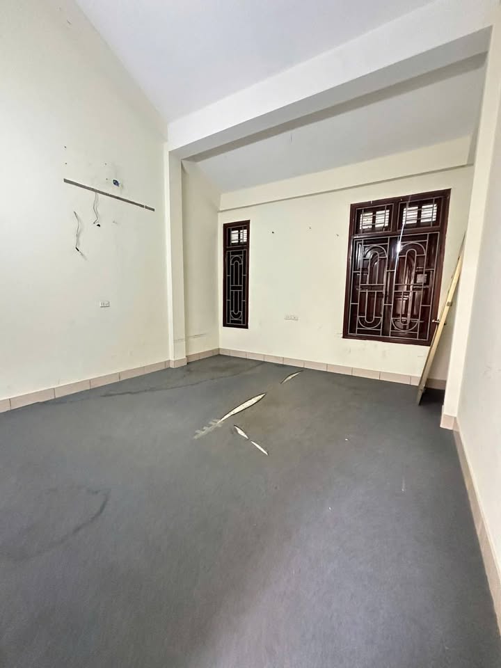 Cho thuê nhà 3 tầng mặt đường 25m, đối diện hồ điều hòa, Long Biên - 11 triệu/tháng